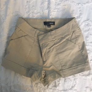 Women’s tan khaki material shorts